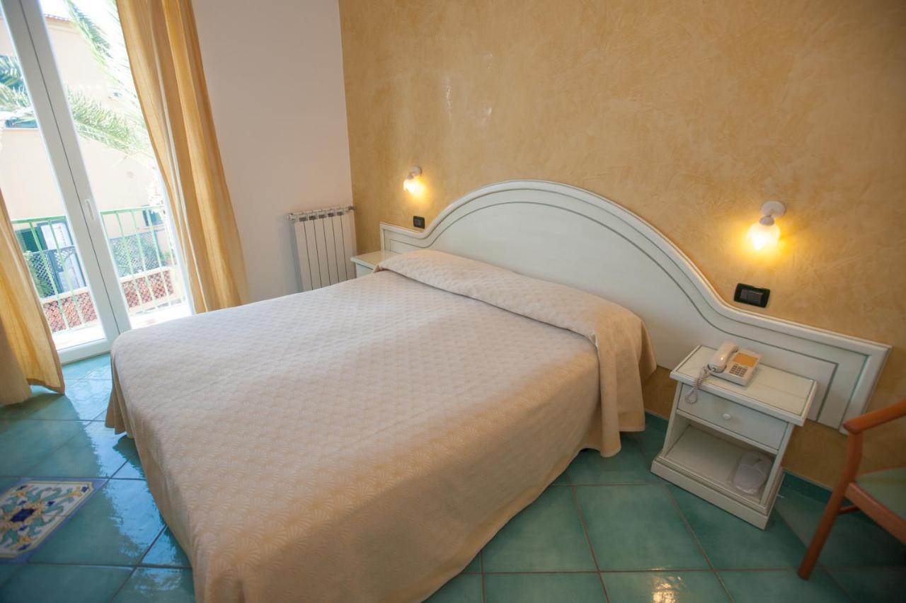 Hotel Villa Sirena - Thermae & Spa Isquia Exterior foto